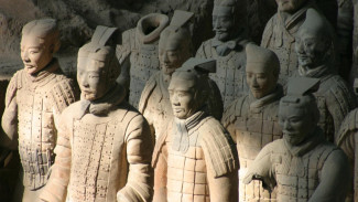 Terracotta Army, Kehebatan Teknologi Dinasti Qin, Makna Simbolis dan Militer, Misteri Warna yang Hilang, Terracotta Army, Daya Tarik Wisata dan Pelestarian, Warisan Abadi Terracotta Army