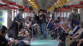 Keramaian di KRL Commuter, 1. MRT Jakarta: Cepat dan Modern, 2. TransJakarta: Jaringan Luas dengan Tarif Terjangkau, 3. KRL Commuter Line: Andalan Komuter Jabodetabek, 4. LRT Jakarta dan Jabodebek: Ramah Lingkungan, 5. Mikrotrans: Fleksibel untuk Rute Pendek, 6. Bajaj: Unik dan Personal, 7. Kereta Bandara Soekarno-Hatta