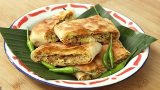 Ilustrasi Martabak Telur, 1. Roti Bakar Kekinian dengan Topping Unik, 2. Corndog Mozzarella, 3. Dimsum Mini, 4. Pisang Nugget, 5. Tahu Krispi dengan Bumbu Tabur, 6. Martabak Mini Manis dan Gurih, 7. Donat Mini Topping Warna-Warni, 8. Basreng (Bakso Goreng), 9. Es Kopi Susu Kekinian, 10. Seblak Instan Kering, 11. Chicken Pop dengan Saus, 12. Mie Lidi Pedas, 13. Kue Cubit Kekinian, 14. Sate Taichan Mini, 15. Puding Regal dengan Topping Buah