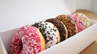 Ilustrasi donat, 1. Mini Korean Corn Dog, 2. Tahu Krispi dengan Saus Unik, 3. Donat Mini Topping Warna-Warni, 4. Es Kopi Susu Kekinian dalam Kemasan Botol, 5. Dimsum Mini Homemade, 6. Pisang Nugget dengan Topping Modern, 7. Martabak Manis Mini, 8. Roti Bakar Mini dengan Varian Rasa, 9. Churros Mini dengan Saus Cokelat, 10. Salad Buah dalam Cup