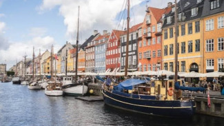 Ilustrasi kerja di Denmark, 1. Denmark: Negara dengan Kesejahteraan Sosial Terbaik, Ilustrasi kerja di Denmark, 2. Norwegia: Keindahan Alam dan Keamanan Tinggi, 3. Finlandia: Pendidikan dan Lingkungan yang Unggul, 4. Islandia: Stabilitas Sosial dan Keindahan Vulkanik, 5. Swiss: Kemakmuran Ekonomi dan Lanskap Pegunungan, Pegunungan Alpen Swiss, Tips Perjalanan ke Negara Sejahtera