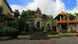 Museum Puri Lukisan Ubud, 1. Museum Puri Lukisan, Ubud, 2. Neka Art Museum, Ubud, 3. Agung Rai Museum of Art (ARMA), Ubud, 4. Museum Pasifika, Nusa Dua, 5. SAKA Museum, Jimbaran