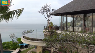 Villa Irwan Mussry, Kamar Tidur Menghadap Pemandangan Laut, Villa Irwan Mussry, Ruang Makan Bernuansa Kayu yang Elegan, Main Living Room dengan Dinding Kaca, Balkon Eksklusif untuk Menikmati Sunset, Fasilitas Gym Pribadi, Kolam Renang dan Jacuzzi dengan Pemandangan Laut, Villa Irwan Mussry, Lokasi Strategis Dekat Hotel Ayana Bali