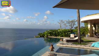 Villa Irwan Mussry, Kamar Tidur Menghadap Pemandangan Laut, Villa Irwan Mussry, Ruang Makan Bernuansa Kayu yang Elegan, Main Living Room dengan Dinding Kaca, Balkon Eksklusif untuk Menikmati Sunset, Fasilitas Gym Pribadi, Kolam Renang dan Jacuzzi dengan Pemandangan Laut, Villa Irwan Mussry, Lokasi Strategis Dekat Hotel Ayana Bali