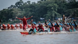 Pacu Jalur, 1. Pacu Jalur: Warisan Budaya Riau yang Mendunia, 2. Lomba Dayung Jukung: Semarak Kemerdekaan di Banjarmasin, 3. Festival Perahu Naga: Warisan Tionghoa di Sungai Cisadane, 4. Lomba Bidar: Simbol Kekompakan di Sungai Musi