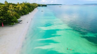 Pantai Ngurbloat di Maluku, Lokasi dan Akses Menuju Pantai Ngurbloat, Keunikan Pasir dan Keindahan Alam, Pantai Ngurbloat di Maluku, Aktivitas Wisata yang Menarik, Akomodasi dan Tips Wisata