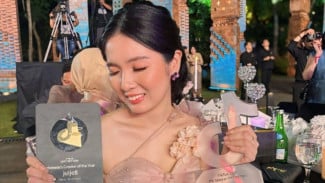 TikToker Angelina, Temukan Passion dan Niche yang Sesuai, Konsistensi adalah Kunci, TikToker Angelina, Optimalkan Konten dengan Strategi SEO, Bangun Interaksi dengan Audiens, Manfaatkan Kolaborasi dan Event, Diversifikasi Pendapatan dan Bangun Bisnis, Terus Belajar dan Beradaptasi dengan Tren, Pantang Menyerah dan Tetap Autentik