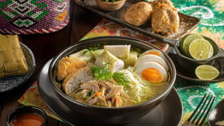 Ilustrasi Soto Banjar, Soto Betawi: Kental dengan Sentuhan Santan, Soto Lamongan: Segar dengan Koya yang Khas, Soto Banjar: Rempah Kaya dengan Perkedel, Ilustrasi Soto Banjar, Soto Madura: Kuah Bening dengan Jeroan, Soto Kudus: Manis dengan Suun dan Tauge, Ilustrasi Soto Kudus, Soto Bandung: Sederhana dengan Lobak