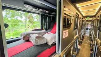 Ilustrasi bus sleeper, Bus Sleeper: Kenyamanan Layaknya Hotel Bergerak, Ilustrasi bus sleeper, Kereta Ekonomi: Pilihan Hemat dengan Pemandangan Menawan, Perbandingan Biaya dan Kenyamanan, Tips Memilih Transportasi yang Tepat
