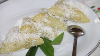 Ilustrasi lupis, Kue Lupis: Camilan Ketan yang Terlupakan, Ilustrasi lupis, Kue Kremes: Kerenyahan yang Mulai Hilang, Gemblong: Manisnya Kenangan Betawi, Ilustrasi Gemblong, Kerak Telor: Ikon Kuliner yang Terancam, Kerak Telor, Tantangan Pelestarian Kuliner Tradisional, Upaya Menjaga Warisan Kuliner