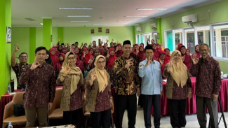 Ilustrasi seminar di kalangan guru, 1. Integrasikan Pendidikan Lingkungan Hidup, 2. Kembangkan Kreativitas, 3. Terapkan Eco Enzyme, 4. Gunakan Pendekatan STEAM, 5. Adakan Diskusi Interaktif Berbasis Konteks Lokal