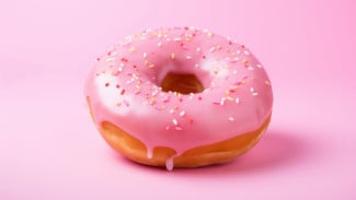 Ilustrasi donat, 1. Mochi Bites Isi Keju dan Cokelat, 2. Cromboloni Mini dengan Topping Variatif, 3. Es Krim Goreng, 4. Donat Kentang Kekinian, 5. Keripik Sayuran dengan Bumbu Inovatif, 6. Dessert Box Tahu Sutra, 7. Martabak Mini Manis dan Gurih, 8. Churros dengan Saus Eksotis, 9. Pancake Souffle Mini, 10. Tteokbokki Instan Rumahan