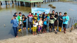 Ilustrasi Menanam Tanaman Tahan Abrasi di Daerah Pesisir Pantai, 1. Kelapa, 2. Pandan Laut, 3. Mangrove, 5. Nipah