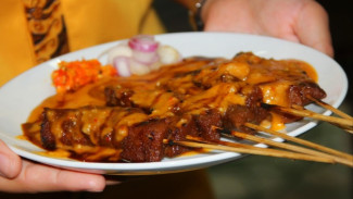 Sate Kere, Kreativitas di Tengah Keterbatasan, Sate Kere, Simbol Perlawanan Budaya, Keunikan Cita Rasa dan Penyajian, Dari Makanan Rakyat ke Ikon Kuliner, Daya Tarik Wisata Kuliner