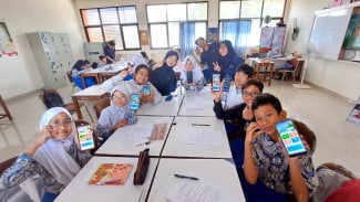 Siswa SD belajar lewat platform digital.