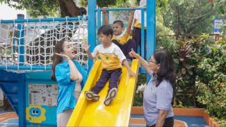 Ilustrasi Anak Bermain di Taman