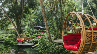 Bambu Indah Resort Ubud, Sejarah dan Visi di Balik Bambu Indah, Keajaiban Arsitektur Bambu, Bambu Indah Resort Ubud, Komitmen terhadap Keberlanjutan, Pengalaman Imersif di Alam, Restoran Tembaga: Kuliner untuk Kesehatan dan Jiwa