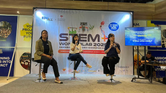 Talkshow Cara Orang Tua Melindungi Anak di Era AI, 1. Memupuk Keterampilan yang Tidak Dimiliki AI, 2. Bangun Hubungan Harmonis dengan Anak, 3. Memberikan Mentor yang Tepat, 4. Dorong Anak Memiliki Growth Mindset, 5. Orang Tua Tetap Belajar agar Bisa Relevan