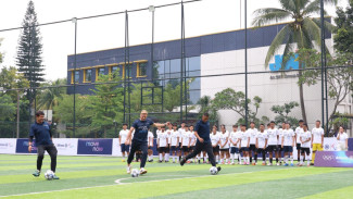 Anak-anak dilatih sepakbola.