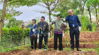 Menanam tanaman herbal.