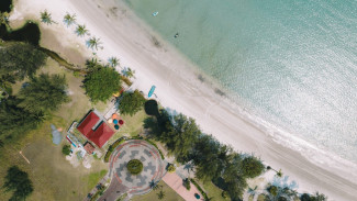 Pantai Lagoi Bintan, 1. Doulos Phos The Ship Hotel – Kapal Bersejarah yang Menjadi Hotel, Doulos Phos The Ship Hotel, 2. Natra Bintan, A Tribute Portfolio Resort – Glamping Mewah di Crystal Lagoon, Natra Bintan, 3. Lagoi Bay – Pusat Olahraga Air dan Pantai Publik di Bintan, Pantai Lagoi Bintan