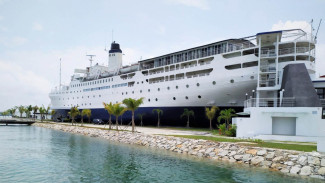 Doulos Phos The Ship Hotel, 1. Doulos Phos The Ship Hotel – Kapal Bersejarah yang Menjadi Hotel, Doulos Phos The Ship Hotel, 2. Natra Bintan, A Tribute Portfolio Resort – Glamping Mewah di Crystal Lagoon, Natra Bintan, 3. Lagoi Bay – Pusat Olahraga Air dan Pantai Publik di Bintan, Pantai Lagoi Bintan