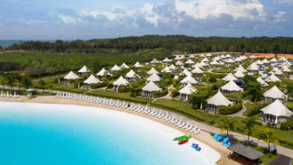 Natra Bintan, 1. Doulos Phos The Ship Hotel – Kapal Bersejarah yang Menjadi Hotel, Doulos Phos The Ship Hotel, 2. Natra Bintan, A Tribute Portfolio Resort – Glamping Mewah di Crystal Lagoon, Natra Bintan, 3. Lagoi Bay – Pusat Olahraga Air dan Pantai Publik di Bintan, Pantai Lagoi Bintan