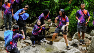 Acara Hike & Clean di kawasan Leuwi Hejo, Gunung Pancar, Bogor.