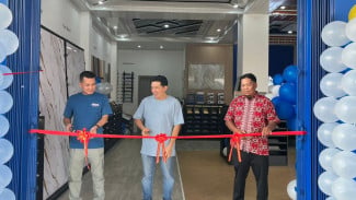 Pembukaan store RONA di Depok.