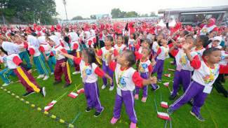 anak-anak SD ikuti kegiatan aktivitas di lapangan