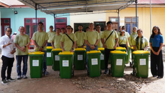 Penyerahan Tempat Sampah di Labuan Bajo