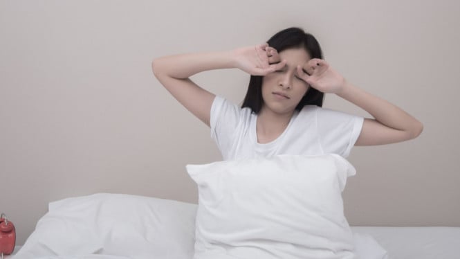 Ilustrasi Bangun Tidur, Penyebab Umum Sakit Kepala Setelah Bangun Tidur, Cara Membedakan Penyebabnya, Solusi Praktis untuk Mengurangi Risiko, Kapan Harus ke Dokter?