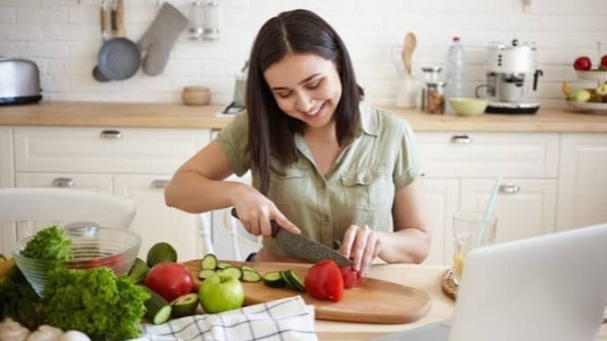 Ilustrasi ibu rumah tangga berbisnis, 1. Bersihkan Microwave dengan Uap Lemon, 2. Bola Kapas Jaga Kualitas Bumbu Dapur, 3. Cuka untuk Menghilangkan Bau Tajam di Wajan, 4. Simpan Pisau dengan Posisi Menggantung, 5. Bekukan Sisa Kaldu dalam Cetakan Es Batu