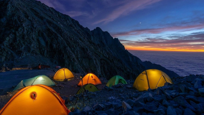 Ilustrasi gunung, Gunung Bunder, Bogor, Curug Putri Palutungan, Kuningan, Bukit Baros, Ciamis, Lembah Pasir Sumbul, Cianjur, Taman Nasional Gunung Ciremai, Kuningan, Keunggulan Destinasi Wisata Sejuk di Jawa Barat