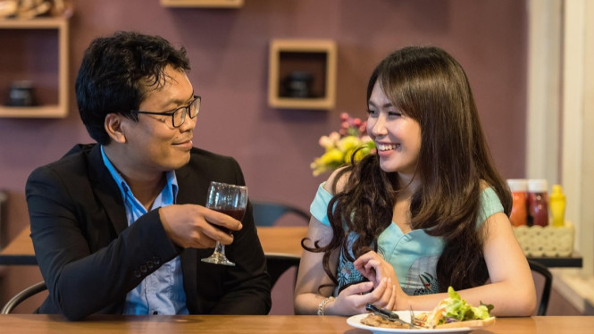 Ilustrasi Pria dan Wanita, Dampak Psikologis Bertahan dalam Cinta Satu Arah, Kenapa Banyak Wanita Tetap Bertahan?, Kapan Harus Mundur? Ini Saatnya, Cara Mundur Tanpa Drama dan Luka Lebih Dalam, Bangun Ulang Harga Diri dan Cinta Diri