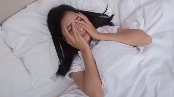 Ilustrasi Bangun Tidur Lupa Hari, 1. Ciptakan Rutinitas Tidur yang Konsisten, 2. Kurangi Konsumsi Kafein dan Nikotin, 3. Buat Lingkungan Tidur Nyaman, 4. Relaksasi Sebelum Tidur, 5. Pola Makan Malam, 6. Rutin Berolahraga, 7. Kurangi Paparan Layar Sebelum Tidur