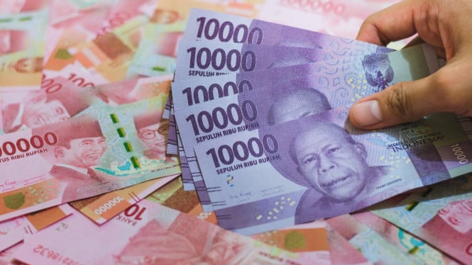 Ilustrasi Uang Memberi Kebahagiaan, Syarat Penerima BSU Rp600.000 Juli 2025, Jadwal Pencairan BSU Juli 2025, Cara Cek Status Penerima BSU, Cara Klaim BSU Rp600.000