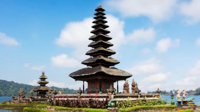 Pura Ulun Danu, 1. Menjelajahi Pasar Tradisional dan Berburu Kuliner Lokal, 2. Mengikuti Kelas Memasak Masakan Bali, 3. Tur Kebun Anggur di Bali Utara, 4. Belajar Membuat Kerajinan Perak di Celuk, 5. Menjelajahi Sawah dengan Sepeda atau ATV