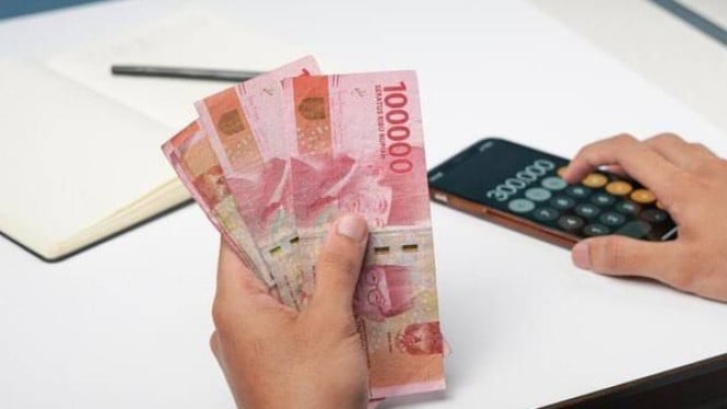 Ilustrasi mengelola gaji, 1. Tentukan Target Mobil dan Hitung Biaya Nyatanya, 2. Gunakan Prinsip Budgeting 50/30/20, 3. Buka Tabungan Berjangka atau Reksadana Pasar Uang, 4. Cari Side Hustle dari Hobi, 5. Kurangi Gaya Hidup Konsumtif