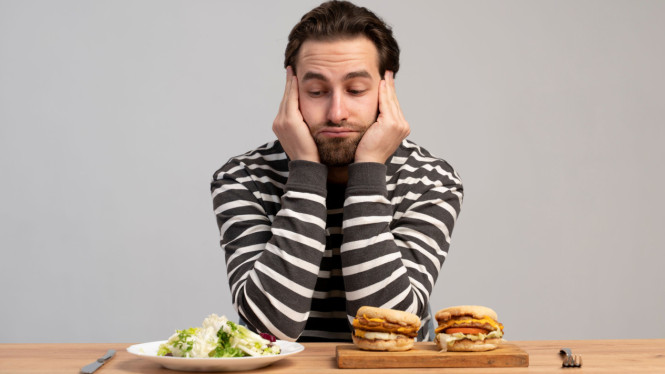 Ilustrasi Orang Menunggu Waktu Intermitten Fasting, Sakit Kepala, Pusing, Lemas, dan Energi Rendah, Kekurangan Nutrisi dan Penurunan Berat Badan pada Lansia, Risiko Makan Berlebihan dan Metabolisme Terganggu, Risiko Gangguan Makan, Potensi Lonjakan Tekanan Darah dan Gangguan Hormon, Sulit Dipertahankan, Dampak pada Kesehatan Mental, dan Tingginya Tingkat Putus