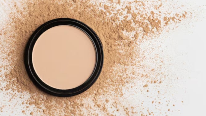 Ilustrasi bedak tabur, Karakteristik dan Formula Bedak Tabur, Karakteristik dan Formula Bedak Padat, Perbandingan Daya Tahan, Tips Penggunaan untuk Daya Tahan Maksimal, Pertimbangan Jenis Kulit dan Aktivitas