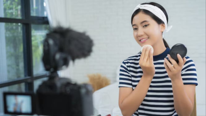 Ilustrasi makeup, Mengapa Cushion Begitu Populer di 2025?, Kriteria Cushion Berkualitas Tinggi, 8 Cushion Terpopuler di 2025, 1. SKINTIFIC Perfect Stay Velvet Matte Cushion, 2. Laneige BB Cushion Anti-Aging, 3. Glad2Glow Perfect Cover Cushion, 4. Wardah Colorfit Perfect Glow Cushion, 5. Somethinc Hooman Breathable UV Cushion Cover SPF 35 PA++++, 6. Make Over Powerstay Demi-Matte Cover Cushion, 7. Rose All Day Cushion The Realest Lightweight, 8. Luxcrime 2nd Skin Luminous Cushion, Inovasi Cushion di 2025: Lebih dari Sekadar Makeup, Tips Memilih Cushion Sesuai Kebutuhan