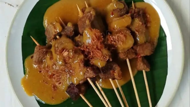 Ilustrasi sate padang, 1. Warung Makan Bu Nur (dekat Bakrie Tower), 2. Baso Aci Akang – Kuningan City, 3. Warteg Bu Ndut (belakang Masjid Al-Bakrie), 4. Lontong Sayur Medan Mak Ucok (dekat Gama Tower), 5. Sate Padang Ajo Lado (belakang Epicentrum Walk), 6. Bakmi Bangka 88 (dekat Gama Tower), 7. Ayam Bakar Taliwang (Foodcourt Rasuna Office Park)