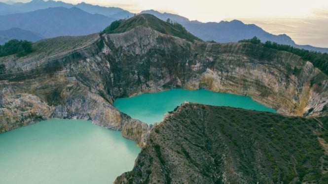 Danau Kelimutu, 1. Danau Toba, Sumatera Utara: Megalomania yang Berair, 2. Danau Kelimutu, Nusa Tenggara Timur: Spektrum Warna yang Magis, 3. Danau Sentani, Papua: Kehidupan dan Budaya di Atas Air, 4. Danau Labuan Cermin, Kalimantan Timur: Pesona Dua Rasa, 5. Danau Segara Anak, Lombok: Kawah Surga di Puncak Gunung, 6. Danau Tiga Warna, Jambi: Misteri di Jantung Hutan, 7. Danau Ranau, Sumatera Selatan dan Lampung: Perpaduan Romantisme Pegunungan