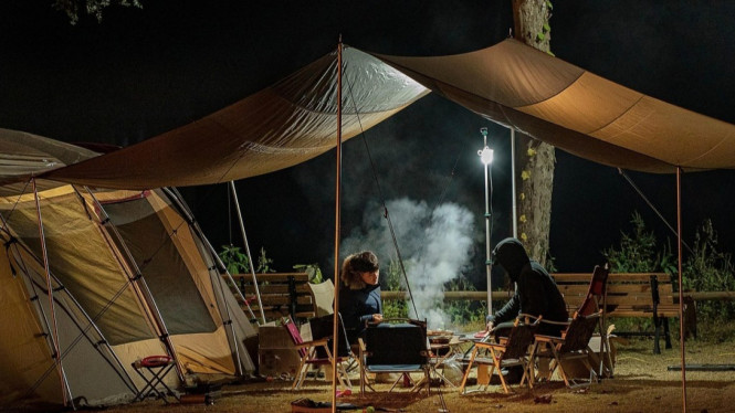 Ilustrasi camping, 1. Ranca Upas, Ciwidey, Bandung, 2. Terminal Wisata Grafika Cikole, Lembang, Bandung Barat, 3. Gunung Pancar, Bogor, 4. Kampung Awan Camp, Puncak Bogor, 5. Highland Camp Curug Panjang, Bogor