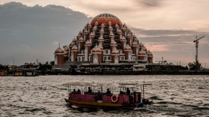 Pantai Losari, 1. Pantai Losari, 2. Benteng Rotterdam, 3. Pulau Samalona, 4. Trans Studio Makassar, 5. Taman Nasional Bantimurung Bulusaraung, 6. Masjid Raya Makassar, 7. Pantai Akkarena, 8. Pulau Kodingareng Keke, 9. Wisata Mangrove Lantebung, 10. Tanjung Bira