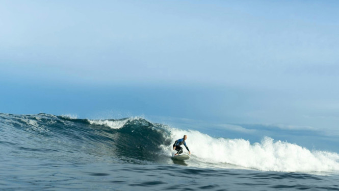 Ilustrasi surfing, 1. Pantai Plengkung (G-Land), Banyuwangi, 2. Pantai Sorake, Pulau Nias, 3. Kepulauan Mentawai, Sumatera Barat, 4. Pantai Ombak Tujuh, Sukabumi, 5. Pantai Nihiwatu, Sumba Barat