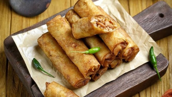 Resep lumpia semarang, Lumpia Semarang: Perpaduan Tiongkok-Jawa yang Melegenda, Tahu Gimbal: Kelezatan yang Kompleks dalam Satu Piring, Soto Ayam Khas Semarang: Kehangatan dalam Mangkok, Nasi Gandul: Cita Rasa Unik dari Pati yang Populer di Semarang, Es Conglik: Sensasi Dingin yang Melegenda