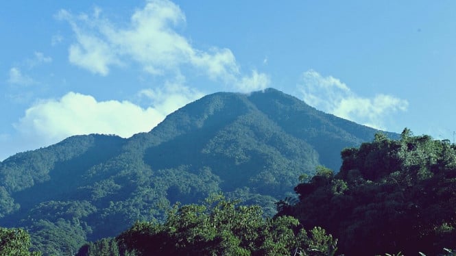Gunung, Sejarah dan Transformasi Kepulauan Krakatau, Pantai-Pantai Eksotik di Sekitar Krakatau, Aktivitas Wisata dan Informasi Praktis, Makna Wisata di Tengah Sejarah Bencana