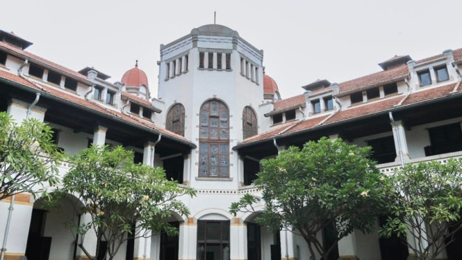 Lawang Sewu, 1. Gudeg Koyor Mbak Tum, 2. Nasi Ayam Bu Sami, 3. Nasi Kucing Pak Gik, 4. Soto Ayam Pak No, 5. Sate Kambing Pak Untung